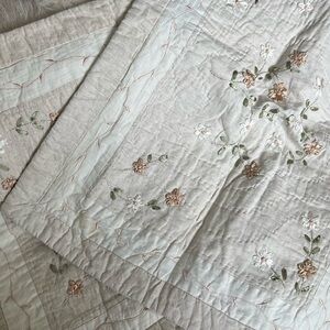 Gorgeous Bedroom Blanket & Pillow Shams 
Full Sz | Cotton & Linen Blend | Floral
